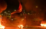 Un manifestant brandit le drapeau irakien à Najaf, au sud de Bagdad, le 1er février 2020
