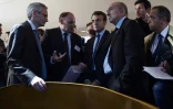 Emmanuel Macron (C)  et Gérard Collomb (2D) lors d'une visite le 2 juin 2016 à l'usine Arkema à Pierre-Benite près de Lyon