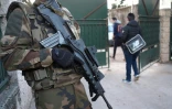 Un militaire de garde devant l'entrée de l'école "La Source" le 12 janvier 2016 à Marseille