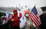 Des partisans du président sud-coréen déchu Yoon Suk Yeol tiennent des drapeaux de la Corée du Sud et des Etats-Unis, le 5 janvier 2025 à Séoul
