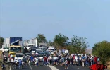 Le mardi 8 octobre 2002 de 8 heures à midi, des centaines de centaines de jeunes employés contrat emploi-jeunes ont paralysé le réseau routier de La Réunion. Ils craignent de perdre leur emploi