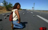 Le mardi 8 octobre 2002 de 8 heures à midi, des centaines de centaines de jeunes employés contrat emploi-jeunes ont paralysé le réseau routier de La Réunion. Ils craignent de perdre leur emploi