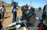 Le mardi 8 octobre 2002 de 8 heures à midi, des centaines de centaines de jeunes employés contrat emploi-jeunes ont paralysé le réseau routier de La Réunion. Ils craignent de perdre leur emploi