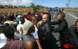 Le mardi 8 octobre 2002 de 8 heures à midi, des centaines de centaines de jeunes employés contrat emploi-jeunes ont paralysé le réseau routier de La Réunion. Ils craignent de perdre leur emploi