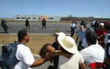 Le mardi 8 octobre 2002 de 8 heures à midi, des centaines de centaines de jeunes employés contrat emploi-jeunes ont paralysé le réseau routier de La Réunion. Ils craignent de perdre leur emploi