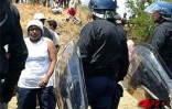 Le mardi 8 octobre 2002 de 8 heures à midi, des centaines de centaines de jeunes employés contrat emploi-jeunes ont paralysé le réseau routier de La Réunion. Ils craignent de perdre leur emploi