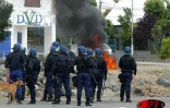 Le mardi 8 octobre 2002 de 8 heures à midi, des centaines de centaines de jeunes employés contrat emploi-jeunes ont paralysé le réseau routier de La Réunion. Ils craignent de perdre leur emploi