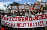 À l'appel du collectif Emplois en danger, 2 000 jeunes employés en contrat emplois jeunes (CEJ) ont manifesté dans les rues de Saint-Denis le mercredi 18 septembre 2002 lors de la visite officielle de Brigitte Girardin, ministre de l'Outre-mer