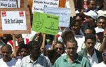 À l'appel du collectif Emplois en danger, 2 000 jeunes employés en contrat emplois jeunes (CEJ) ont manifesté dans les rues de Saint-Denis le mercredi 18 septembre 2002 lors de la visite officielle de Brigitte Girardin, ministre de l'Outre-mer