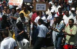 À l'appel du collectif Emplois en danger, 2 000 jeunes employés en contrat emplois jeunes (CEJ) ont manifesté dans les rues de Saint-Denis le mercredi 18 septembre 2002 lors de la visite officielle de Brigitte Girardin, ministre de l'Outre-mer