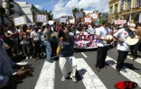 À l'appel du collectif Emplois en danger, 2 000 jeunes employés en contrat emplois jeunes (CEJ) ont manifesté dans les rues de Saint-Denis le mercredi 18 septembre 2002 lors de la visite officielle de Brigitte Girardin, ministre de l'Outre-mer