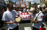 À l'appel du collectif Emplois en danger, 2 000 jeunes employés en contrat emplois jeunes (CEJ) ont manifesté dans les rues de Saint-Denis le mercredi 18 septembre 2002 lors de la visite officielle de Brigitte Girardin, ministre de l'Outre-mer