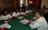 À l'appel du collectif Emplois en danger, 2 000 jeunes employés en contrat emplois jeunes (CEJ) ont manifesté dans les rues de Saint-Denis le mercredi 18 septembre 2002 lors de la visite officielle de Brigitte Girardin, ministre de l'Outre-mer