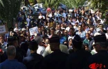 À l'appel du collectif Emplois en danger, 2 000 jeunes employés en contrat emplois jeunes (CEJ) ont manifesté dans les rues de Saint-Denis le mercredi 18 septembre 2002 lors de la visite officielle de Brigitte Girardin, ministre de l'Outre-mer