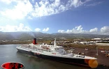 Le Queen Elizabeth II en escale pour une journée au port de la Pointe des Galets le mardi 25 mars 2003