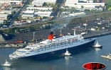 Le Queen Elizabeth II en escale pour une journée au port de la pointe des galets, le mardi 25 mars 2003
