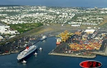 Le Queen Elizabeth II en escale pour une journée au port de la pointe des galets, le mardi 25 mars 2003