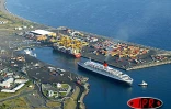 Le Queen Elizabeth II en escale pour une journée au port de la pointe des galets, le mardi 25 mars 2003
