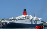 Le Queen Elizabeth II en escale pour une journée au port de la pointe des galets, le mardi 25 mars 2003