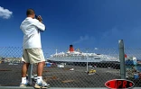 Le Queen Elizabeth II en escale pour une journée au port de la pointe des galets, le mardi 25 mars 2003