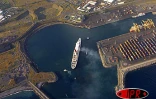 Le Queen Elizabeth II en escale pour une journée au port de la pointe des galets, le mardi 25 mars 2003