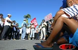 Mercredi 21 mai 2003 - Plus de 5 000 personnes ont manifesté à Saint-Denis pour le maintien des emplois aidés. Des rencontres ont eu lieu avec les élus du conseil général, notamment. Une brève tension a eu lien en fin de manifestation avec les forces de p