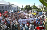 Mercredi 21 mai 2003 - Plus de 5 000 personnes ont manifesté à Saint-Denis pour le maintien des emplois aidés. Des rencontres ont eu lieu avec les élus du conseil général, notamment. Une brève tension a eu lien en fin de manifestation avec les forces de p