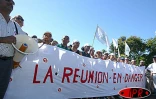 Mercredi 21 mai 2003 - Plus de 5 000 personnes ont manifesté à Saint-Denis pour le maintien des emplois aidés. Des rencontres ont eu lieu avec les élus du conseil général, notamment. Une brève tension a eu lien en fin de manifestation avec les forces de p