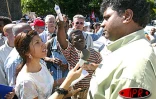 Mercredi 21 mai 2003 - Plus de 5 000 personnes ont manifesté à Saint-Denis pour le maintien des emplois aidés. Des rencontres ont eu lieu avec les élus du conseil général, notamment. Une brève tension a eu lien en fin de manifestation avec les forces de p