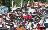 Mercredi 21 mai 2003 - Plus de 5 000 personnes ont manifesté à Saint-Denis pour le maintien des emplois aidés. Des rencontres ont eu lieu avec les élus du conseil général, notamment. Une brève tension a eu lien en fin de manifestation avec les forces de p