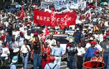 Mercredi 21 mai 2003 - Plus de 5 000 personnes ont manifesté à Saint-Denis pour le maintien des emplois aidés. Des rencontres ont eu lieu avec les élus du conseil général, notamment. Une brève tension a eu lien en fin de manifestation avec les forces de p