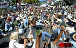 Mercredi 21 mai 2003 - Plus de 5 000 personnes ont manifesté à Saint-Denis pour le maintien des emplois aidés. Des rencontres ont eu lieu avec les élus du conseil général, notamment. Une brève tension a eu lien en fin de manifestation avec les forces de p