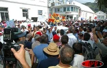 Mercredi 21 mai 2003 - Plus de 5 000 personnes ont manifesté à Saint-Denis pour le maintien des emplois aidés. Des rencontres ont eu lieu avec les élus du conseil général, notamment. Une brève tension a eu lien en fin de manifestation avec les forces de p