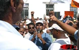 Mercredi 21 mai 2003 - Plus de 5 000 personnes ont manifesté à Saint-Denis pour le maintien des emplois aidés. Des rencontres ont eu lieu avec les élus du conseil général, notamment. Une brève tension a eu lien en fin de manifestation avec les forces de p