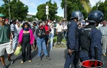 Mercredi 21 mai 2003 - Plus de 5 000 personnes ont manifesté à Saint-Denis pour le maintien des emplois aidés. Des rencontres ont eu lieu avec les élus du conseil général, notamment. Une brève tension a eu lien en fin de manifestation avec les forces de p