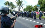 Mercredi 21 mai 2003 - Plus de 5 000 personnes ont manifesté à Saint-Denis pour le maintien des emplois aidés. Des rencontres ont eu lieu avec les élus du conseil général, notamment. Une brève tension a eu lien en fin de manifestation avec les forces de p