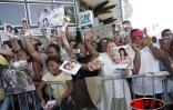 Dimanche 4 juin 2006-

Une centaine de fans attendaient à l'aéroport Roland Garros, la Réunionnaise Émilie et tous les autres membres de la Star Academy 5