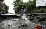 De la pluie, de la boue, et comme à l'accoutumée des habitations sinistrées.