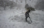 Un homme déblaie la neige à Marshfield, dans le Massachussetts aux Etats-Unis, le 29 janvier 2022