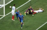 Le gardien de l'Angleterre Joe Hart battue une première fois par l'Islandais Ragnar Sigurdsson (N.6) à l'Euro, le 27 juin 2016 à Nice