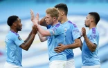 Les joueurs de Manchester City Raheem Sterling (gauche) et Kevin De Bruyne (centre) lors du match de Premier League contre Liverpool Ă Manchester le 2 juillet 2020