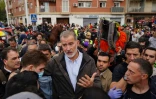 Le roi Felipe VI d'Espagne (au centre) s'entretient avec des habitants tandis que d'autres le chahutent lors de sa visite à Paiporta, dans la région de Valence, dans l'est de l'Espagne, le 3 novembre 2024, à la suite d'inondations meurtrières.