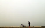 Un cycliste observe la fumée toxique à Gosford (Australie) le 10 decembre 2019