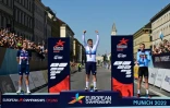 Fabio Jakobsen sur la haute marche du podium  aux côtés d'Arnaud Démare (gauche) et Tim Merlier à Munich, le 14 août 2022 