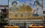 Photo prise le le 14 mai 2018 montrant l'affiche des "deux Sadr martyrs" à Sadr City, quartier de l'est de Bagdad, représentant le père de Moqtada Sadr, Mohammed Sadeq Sadr, héraut d'un chiisme militant, et son cousin Mohammad Baker, grand penseur chiite, tous deux assassinés par le régime de Saddam Hussein 
