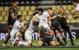 L'ailier toulousain Maxime Medard est plaqué par la défense rochelaise, lors de leur match de Top 14, le 27 février 2021 au stade Marcel Deflandre à La Rochelle