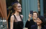 L'égérie de Chanel, Lily-Rose Depp, présente une création de la marque lors d'un défilé au Ritz à Paris, le 6 décembre 2016