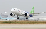 Un Comac C919 entame son décollage à l'aéroport de Shanghai-Pudong, le 10 novembre 2017