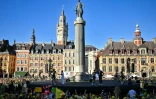 Les coureurs de l'équipe Visma - Lease a Bike saluent la foule au pied de la Colonne de la Déesse sur la Grand-Place de Lille lors de la présentation officielle des équipes, à Lille, dans le nord de la France, le 3 juillet 2025