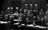 (g-d) Herman Goering, Rudolf Hess, Joachim von Ribbentrop, Wilhelm Keitel et Ernst Kaltenbrunner au tribunal de Nuremberg en novembre 1945